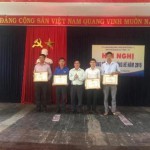 Đ/c Bùi Ngọc Ảnh - UVBTV Thành ủy - PCT UBND thành phố - Trưởng ban chỉ đạo HĐH: Tặng giấy khen cho các tập thể và cá nhân có thành tích xuất sắc
