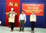 Đ/c Lê Hồng Tuyến - Chủ tịch UBND phường Hòa Hương: Tặng giấy khen kịp thời biểu dương hành động của 02 em Nguyễn Đoàn Thúy Hằng và Lê Minh Ý