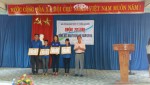 Đồng chí Võ Văn Đường - Chủ tịch UBND phường An Xuân: Tặng giấy khen cho các tập thể và cá nhân xuất sắc trong hoạt động Hè 2016