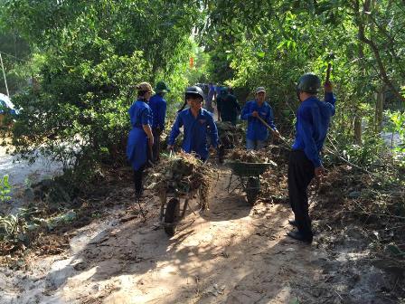 ĐVTN tham gia phát quang, dọn vệ sinh và san lấp mặt bằng đường giao thông nông thôn tại thôn Ngọc Mỹ, xã Tam Phú
