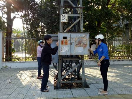 ĐVTN phường Tân Thạnh ra quân bóc, xóa quảng cáo trái phép trên địa phường