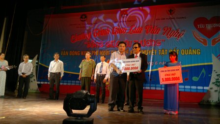 Chương trình giao lưu văn nghệ "Sống giữa yêu thương" và vận động kinh phí nuôi dạy trẻ em khuyết tật đất Quảng