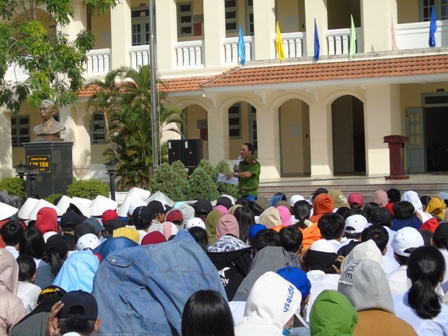 ĐOÀN TRƯỜNG THPT DUY TÂN-CHI ĐOÀN CÔNG AN  THÀNH PHỐ TAM KỲ PHỐI HỢP TỔ CHỨC TUYÊN TRUYỀN VỀ TNXH-TTATGT