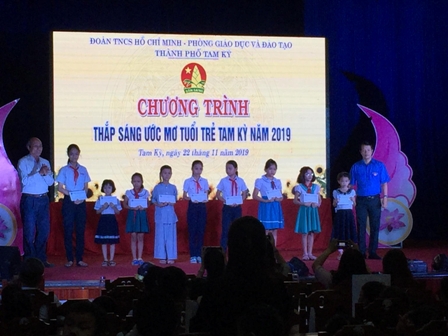 Trao quà cho học sinh