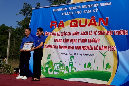 (Trao chứng nhận Thanh niên sống đẹp)