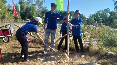 (Trồng cây xanh tại nhà sinh hoạt khối phố)