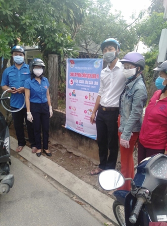 Thanh niên Trường Xuân hỗ trợ 250 tấm ngăn giọt bắn cho nhân dân