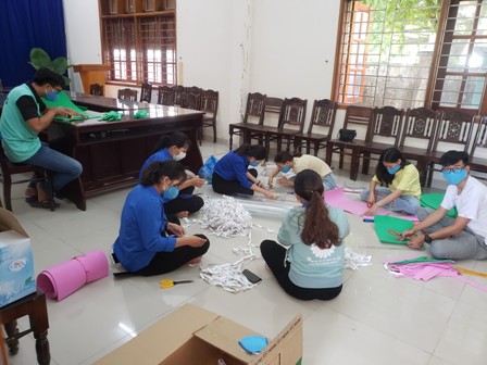 Làm kính chắn giọt bắn - Đội TNXK phản ứng nhanh