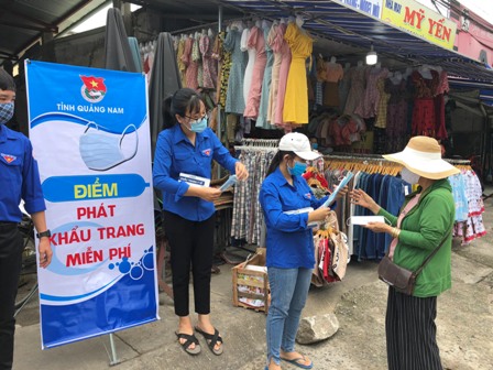 ĐVTN tham gia phát khẩu trang miễn phí cho nhân dân