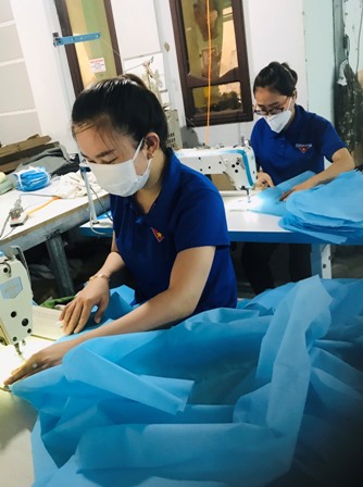 ĐVTN tham gia may trang phục bảo hộ y tế hỗ trợ lực lượng chức năng chống dịch - Đoàn phường Tân Thạnh