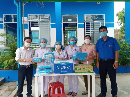 Tặng nhu yếu phẩm cho Trạm y tế xã - Đoàn xã Tam Thăng