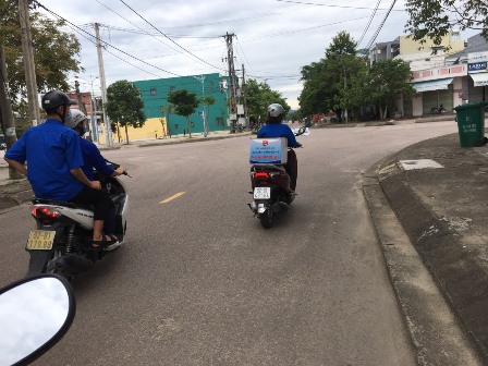 Các bạn trẻ chở thùng khẩu trang miễn phí đến các điểm để phát cho người dân