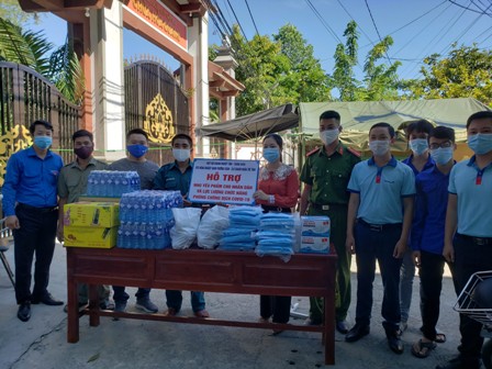 Bí thư Thành đoàn đến thăm và tặng quà các chiến sỹ tại chốt phong tỏa phường An Mỹ