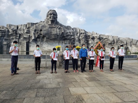 Trao quà cho các em đội viên khó khăn