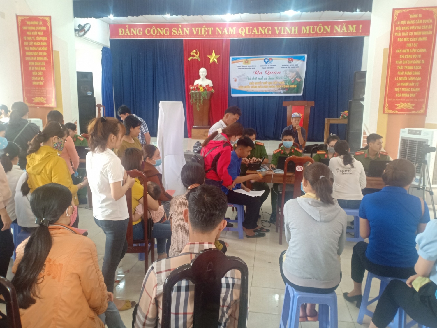 ĐVTN tham gia hỗ trợ làm căn cước công dân cho thanh niên công nhân tại hội trường UBND xã Tam Thăng