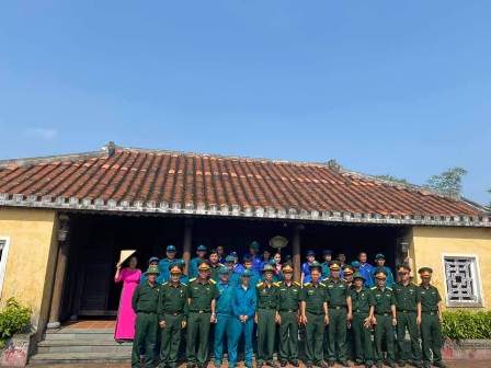 Thăm và viếng hương nhà lưu niệm bác Võ Chí Công