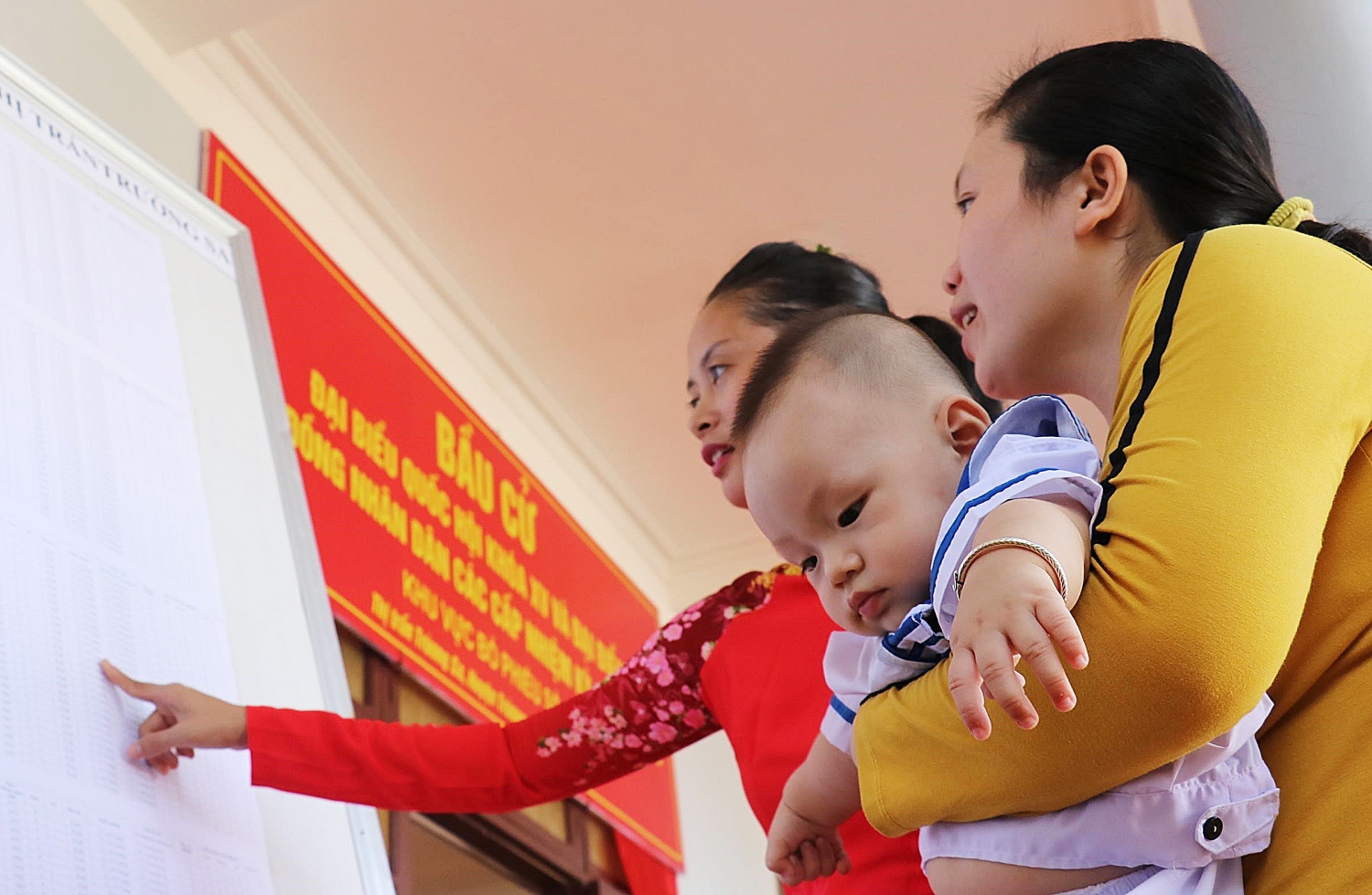 Cử tri thị trấn Trường Sa, thuộc huyện Trường Sa (tỉnh Khánh Hoà) tìm hiểu danh sách cử tri được niêm yết tại hội trường Ủy ban nhân dân thị trấn Trường Sa _Ảnh: TTXVN