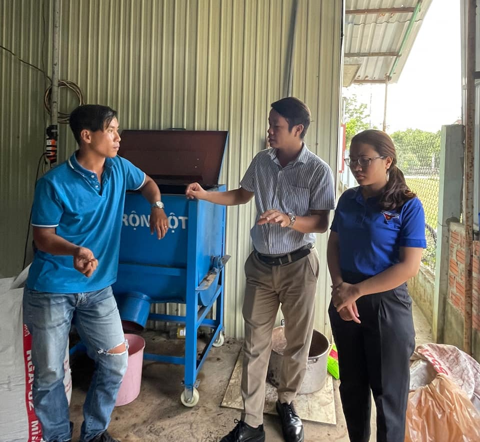 Thăm mô hình kinh tế làm phân bón hữu cơ của thanh niên Nguyễn Văn Tài - phường Trường Xuân