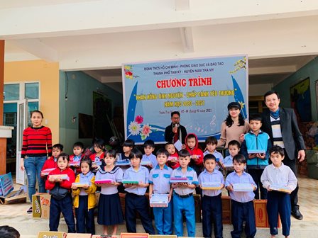 Chiến dịch "Tình nguyện mùa đông" và "Khăn hồng tình nguyện" về với xã Trà Leng Nam Trà My