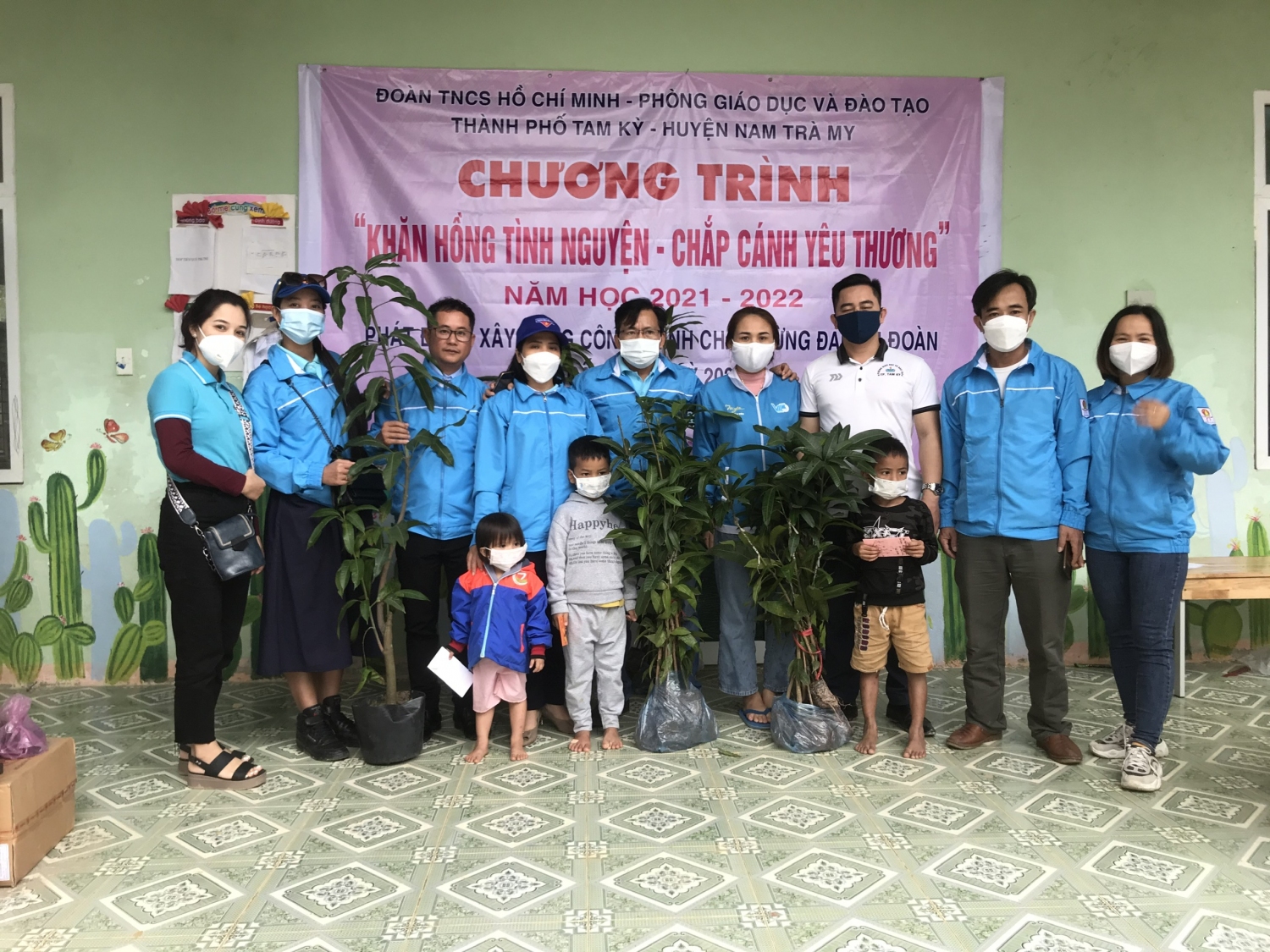 Trao cây ăn quả hỗ trợ gia đình học sinh phát triển kinh tế vườn