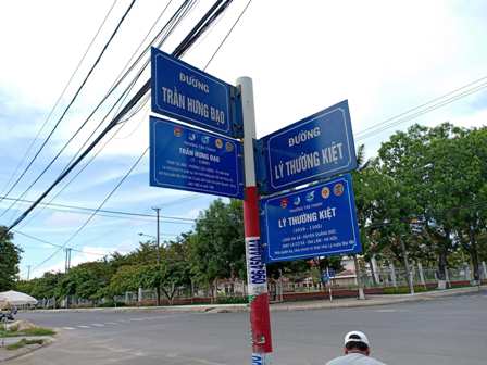 Tân Thạnh: ra quân gắn biển thuyết minh tên đường trên địa bàn phường