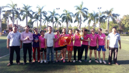 Lãnh đạo địa phương chụp ảnh lưu niệm với đội bóng vô địch giải (khối phố An Hà Đông)