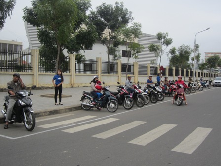ĐVTN phường Tân Thạnh hướng dẫn phụ huynh đậu xe đúng nơi quy định tại cổng trường TH Nguyễn Văn Trỗi