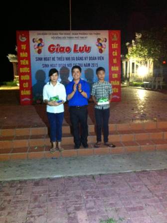 Đ/c Lê Quang Quỳnh - UVBTV Tỉnh đoàn, Trưởng ban TNNT,CN&ĐT, Bí thư Chi đoàn cơ quan tỉnh đoàn Quảng Nam: trao quà cho các em có hoàn cảnh khó khăn