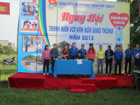 Ngày Hội "Thanh niên với văn hóa giao thông" năm 2013