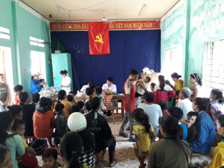Đoàn tình nguyện khám, phát thuốc cho bà con nhân dân huyện Nam Trà My
