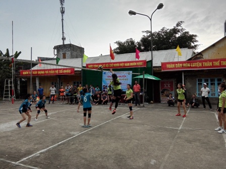 Hình ảnh trận chung kết giữa nữ trường THPT Phan Bội Châu và nữ trường THPT chuyên Nguyễn Bỉnh Khiêm